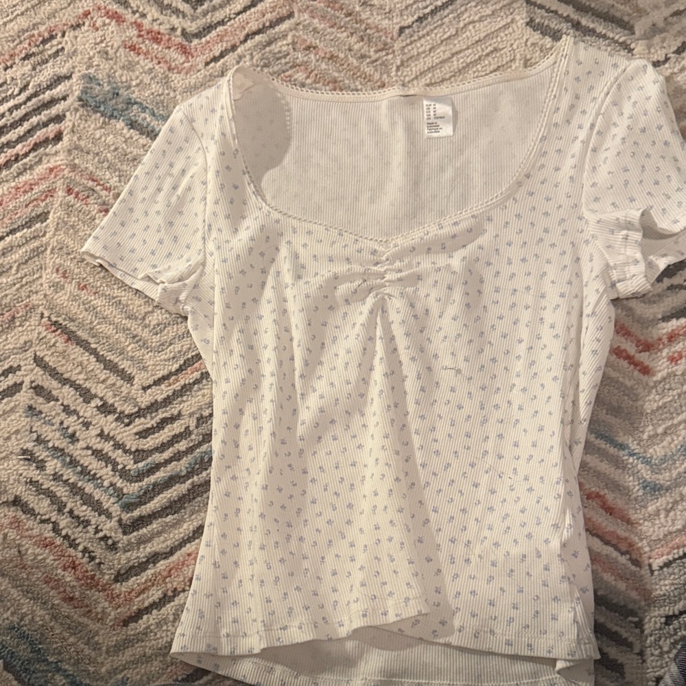 Forever 21 White and Blue Patterned Short Sleeve Top